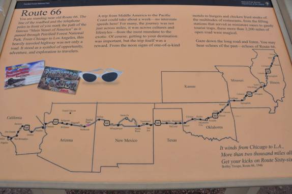 Placa informativa sobre a famosa Rota 66, no Petrified Forest National Park, no Arizona - Estados Unidos